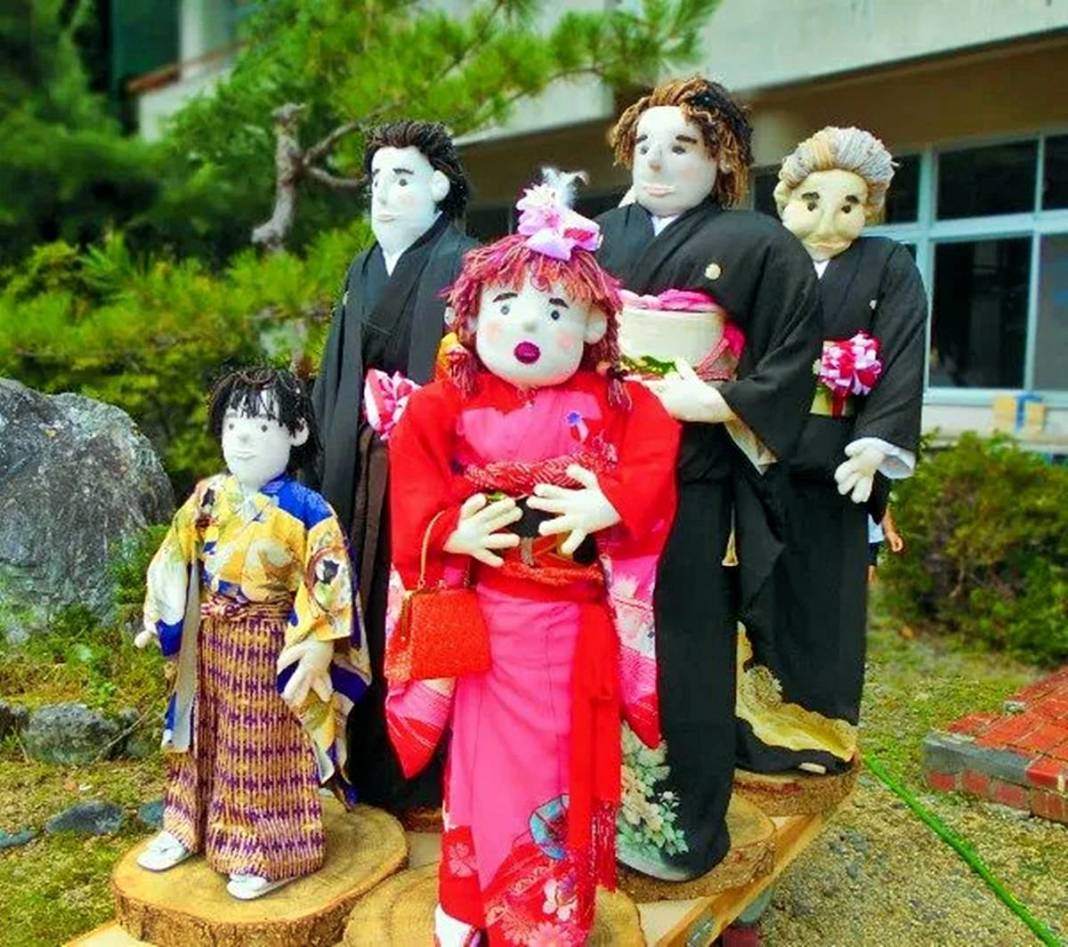 Bu köye gelenler gözlerine inanamıyor: Tüyler ürperten manzara! Hepsi yetişkin insan boyutlarında 6